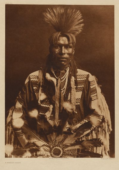 [Perinteiseen pukuun pukeutunut piikani-mies] tekijältä Edward S. Curtis