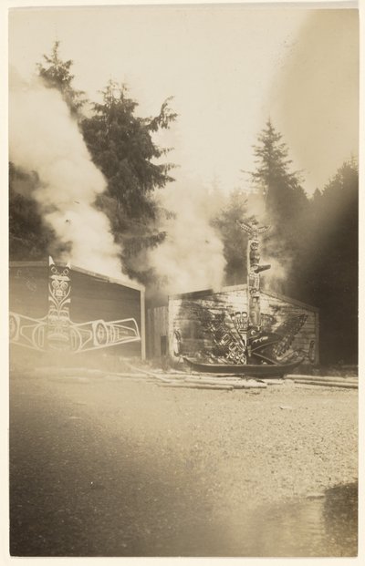 [Kun räikeät liekit nousivat korkeammalle, ne maalasivat karmiininpunaiseksi meren, joka lainehti aavemetsän juurella] tekijältä Edward S. Curtis