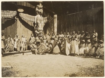 [Seinien vieressä oli tiiviisti pakkautunut kirjava joukko sotureita ja heidän vaimojaan] tekijältä Edward S. Curtis