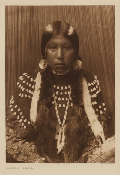Pölyinen mekko - Kalispel tekijältä Edward S. Curtis