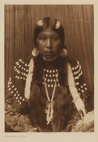 Dusty Dress – Kalispel tekijältä Edward S. Curtis
