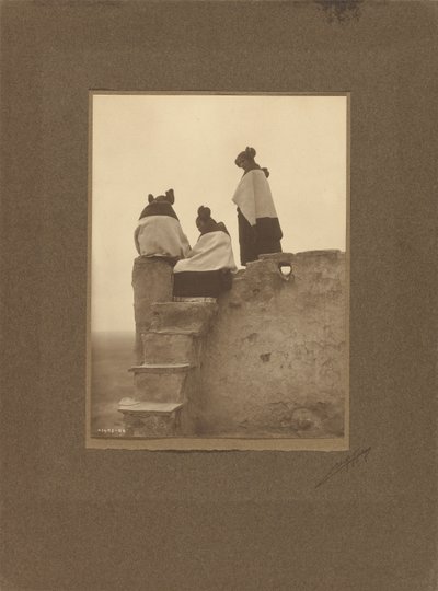 [Hopi katselemassa tanssijoita] tekijältä Edward S. Curtis