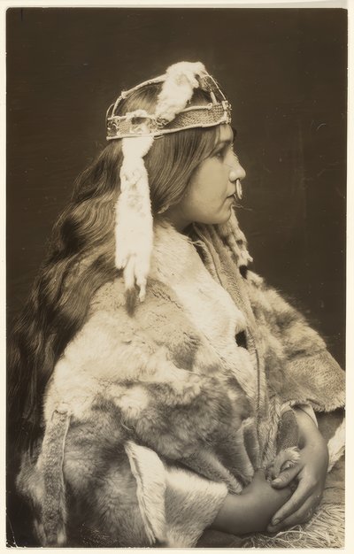 Naida, ylpeä prinsessa tekijältä Edward S. Curtis