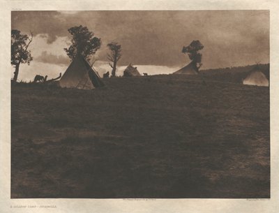 Salkku I, levy 24: Jicarillan leiri kukkulan laella. tekijältä Edward S. Curtis