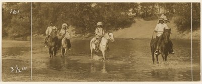 [Virrassa kulkevat ratsastajat] tekijältä Edward S. Curtis