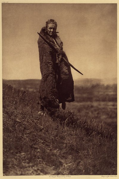 Grizzly-karhu rohkea, Piegan. Ainakin kahdessa Piegan War Societiesissa (The Braves ja All Brave Dogs) oli kaksi miestä, jotka tunnettiin nimellä Grizzly-Bear Brave. Juhlien aikana heidän vastuullaan oli tarjota lihaa seuralaisilleen, mitä tahansa tekijältä Edward Sheriff Curtis