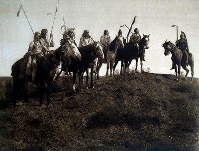 Amerikan intiaanit: apsarokesoturi hevosen selässä tekijältä Edward Sheriff Curtis
