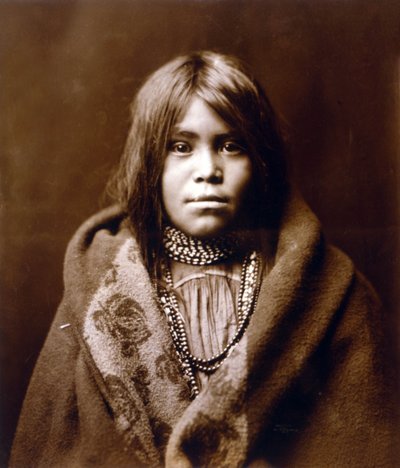 Apassityttö, c. 1903, valokuva Edward S. Curtis tekijältä Edward Sheriff Curtis