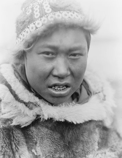 Eskimonuori Hooper Baystä, Alaskasta, n. 1929 (m/v kuva) tekijältä Edward Sheriff Curtis