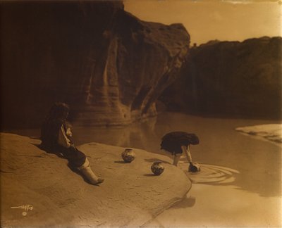 Acoman vanhan kaivon luona, noin 1904 (orotoniasävy) tekijältä Edward Sheriff Curtis