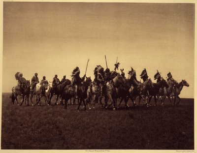 Brate sotajuhlat. Sioux Brules -ryhmä toistaa hyökkäyksen vihollista vastaan. Kuva otettu osasta 3 Edward S. Curtisin tietosanakirjasta (1868-1952) Pohjois-Amerikan intiaaneista, esipuheella Theodore Roosevelt. Vuosina 1907-1930 julkaistiin 20 osaa tekijältä Edward Sheriff Curtis