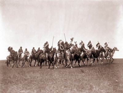 Brule Sioux War Party, kirjoittanut Edward S. Curtis, n. 1907 (sävyinen hopeaprintti) tekijältä Edward Sheriff Curtis