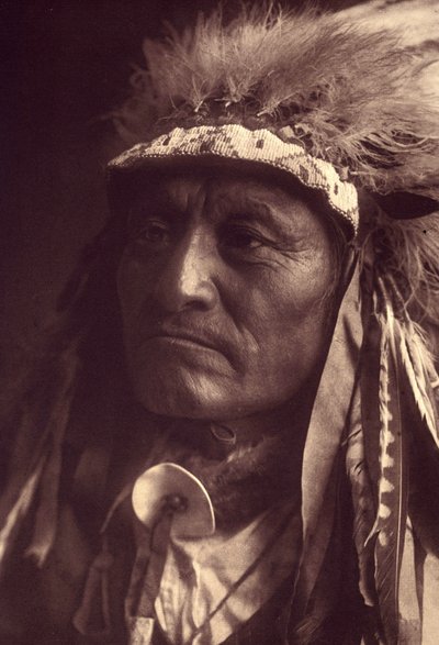 Crazy Thunder, Sioux Teton (Oglala tai Ogalala) Kuva Edward S. Curtisin Pohjois-Amerikan intiaanien tietosanakirjan (1868-1952) osasta 3, esipuhe Theodore Roosevelt. Vuosina 1907–1930 julkaistiin 20 osaa. tekijältä Edward Sheriff Curtis