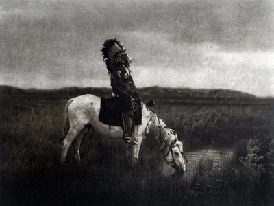Intiaanisoturi ratsastaa tasangolla tekijältä Edward Sheriff Curtis