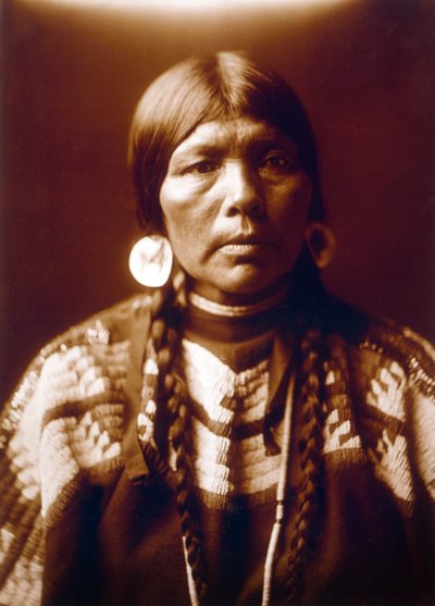 Intialainen nainen Ow Highin vaimo, n. 1905, valokuva Edward S. Curtis tekijältä Edward Sheriff Curtis