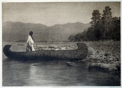 Amerikan intiaanit: intiaani kanoottiveneessä eteläisellä Flathead Lakella, Montanassa tekijältä Edward Sheriff Curtis