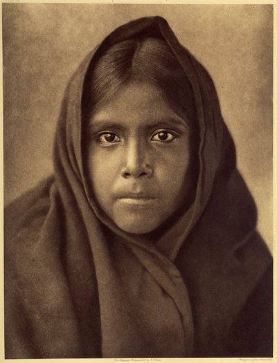 Qahatika tyttö. Nuori Qahatika tyttö. Nämä aavikon intiaanit asuvat noin 60 kilometrin päässä Pimasin suojelualueelta (Arizona). Kuva otettu Edward S. Curtisin Pohjois-Amerikan intiaanien tietosanakirjan (1868-1952) osasta 2, jossa esipuhe on kirjoittanut  tekijältä Edward Sheriff Curtis