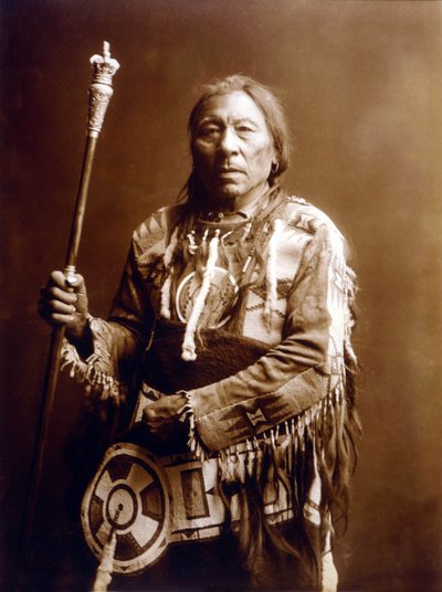 Running Rabbit (Aatsista-Mahkan 1833-1911), Blackfeet Indian, n. 1900, valokuva Edward S. Curtis tekijältä Edward Sheriff Curtis