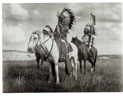 Sioux Chiefs, lautanen "Pohjois-Amerikan intiaanilta" tekijältä Edward Sheriff Curtis