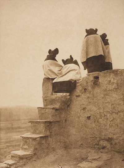 Katsomassa tanssijoita, 1906. tekijältä Edward Sheriff Curtis