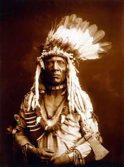 Weasel Tail, Piegan, com um Tomahawk, c. 1900, foto Edward S. Curtisfinnish tekijältä Edward Sheriff Curtis