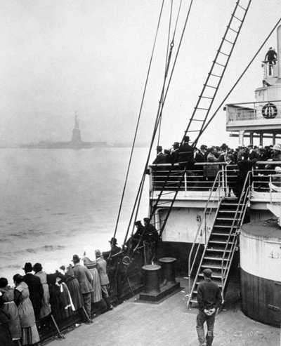 Maahanmuuttajien saapuminen Ellis Islandille, New Yorkiin, kuva Edwin Levick, n. 1905 tekijältä Edwin Levick