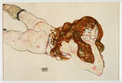 Naisen alastonkuva makaa vatsallaan - Nude on her ... (guassi ja musta väriliitu) tekijältä Egon Schiele