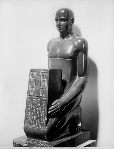 Naoforinen miehen patsas (basaltti) tekijältä Egyptian