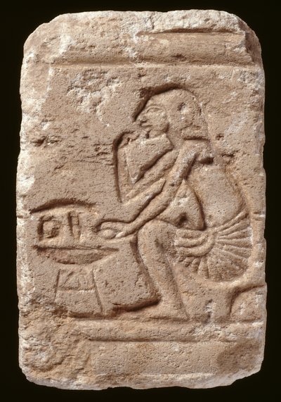 Reliefi miehestä, joka istuu pöydän vieressä, Amarna-kausi (kalkkikivi) tekijältä Egyptian