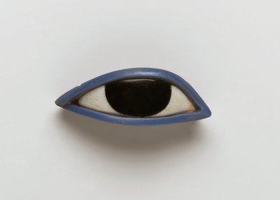 Oikea silmä antropoidisesta arkusta (obsidiaani, kristalli ja sininen lasi) tekijältä Egyptian