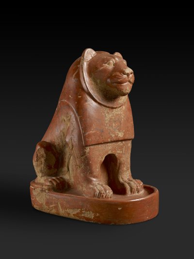 Jalustalla istuvan leijonan patsas Hierakonpoliksen temppelialueelta, Egyptin myöhäisprotodynastia, vanhan valtakunnan loppu, noin 2700-2200 eKr. (keramiikka) tekijältä Egyptian