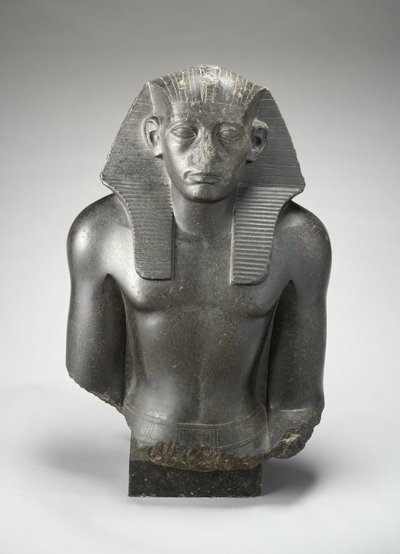 Kuningas Sesostris III:n istuvan patsaan miehen pää ja vartalo? Egyptistä tekijältä Egyptian 13th Dynasty