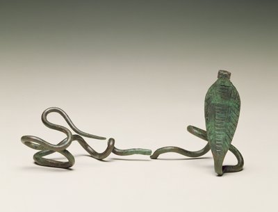 Ureuksen muotoinen sauva Ramesseumin haudasta 5, Thebes, Keski-valtakunta, 1773-1650 eKr. (kupariseos) tekijältä Egyptian 13th Dynasty