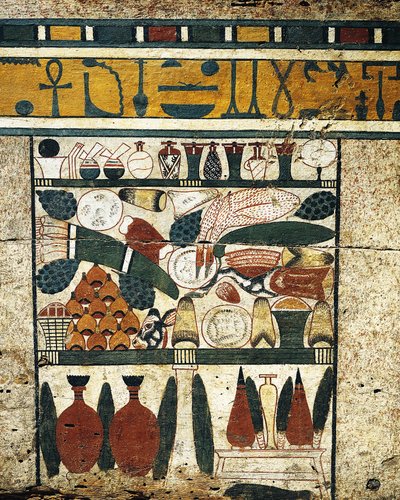Rapattu, maalattu puupaneeliyksityiskohta, jossa on kasa hautajaislahjoja, Sarcophagus of Ibi tekijältä Egyptian 17th Dynasty