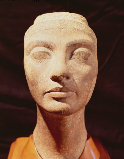 Kuninkaallinen pää, mahdollisesti Nefertitistä, Memphisistä, Uudesta kuningaskunnasta (kvartsiitti) (katso myös 158683) tekijältä Egyptian 18th Dynasty