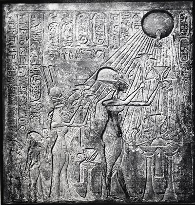 Ehnaton (Amenhotep IV) harhaoppinen faarao, hallitsi vuodesta 150 eKr., täällä Nefertitin ja heidän kahden tyttärensä kanssa, joka tarjosi lahjoja Auringolle. Relief alunperin Auringon temppelissä, Thebes. Pellavavaatteet tekijältä Egyptian 18th Dynasty