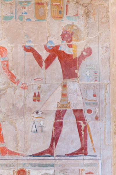 Basreliefikuva, jossa faarao uhraamassa, Hatshepsut-temppeli Deir Al Baharissa, Luxor, Egypti (kuva) tekijältä Egyptian 18th Dynasty