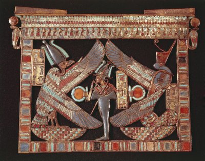 Rintalevy, jossa Osiris mustalla pohjalla tekijältä Egyptian 18th Dynasty