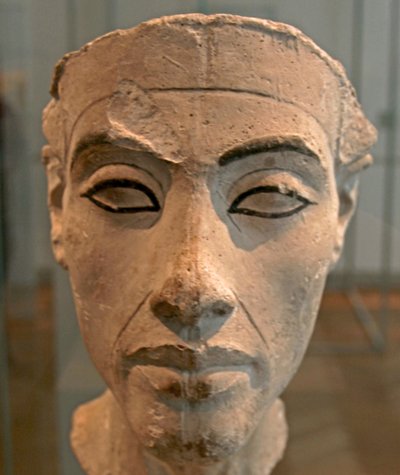 Nefertitin rintakuva (1370–1330 eKr.) Egyptin faarao Akhenatenin suuri kuninkaallinen vaimo (pääpuoliso). Nefertiti ja hänen miehensä tunnettiin uskonnollisesta vallankumouksesta. He alkoivat palvoa vain yhtä jumalaa, Atonia, auringon kiekkoa. tekijältä Egyptian 18th Dynasty