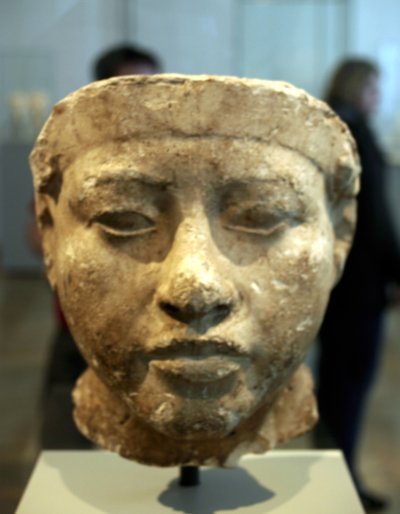 Nefertitin rintakuva (1370–1330 eKr.) Egyptin faarao Akhenatenin suuri kuninkaallinen vaimo (pääpuoliso). Nefertiti ja hänen miehensä tunnettiin uskonnollisesta vallankumouksesta. He alkoivat palvoa vain yhtä jumalaa, Atonia, auringon kiekkoa. tekijältä Egyptian 18th Dynasty