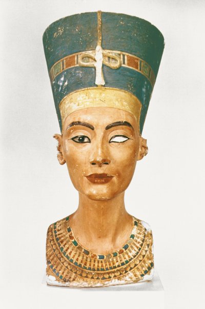Kuningatar Nefertitin rintakuva edestä, kuvanveistäjä Thutmosen ateljeesta Tell el-Amarnassa (maalattu kalkkikivi) (katso myös 114018 & 114020) tekijältä Egyptian 18th Dynasty