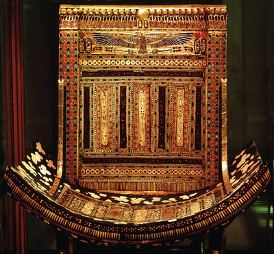 Tutankhamonin seremoniallinen tuoli, yksityiskohta kaarevasta istuimesta ja selkänojasta, Uusi kuningaskunta, n. 1325 eKr. (kullattu ja upotekoristeinen puu) (yksityiskohta numerosta 59232) tekijältä Egyptian 18th Dynasty