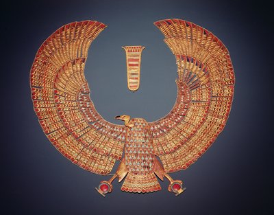 Korppikotkajumalattar Nekhbetin muotoinen kaulus Tutankhamonin haudasta (n. 1370-1352 eKr.) Uusi kuningaskunta (kultaa puolijalokiveillä upotettu) (katso myös 153789) tekijältä Egyptian 18th Dynasty