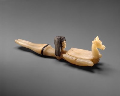 Kosmeettinen lusikka, jossa uiva nainen pitelee astiaa, n. 1390-1352 eaa. (travertiini ja steatiitti) tekijältä Egyptian 18th Dynasty