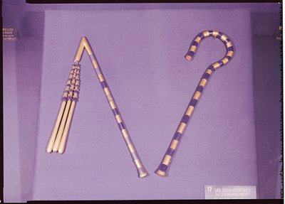 Crook and flail, Tutankhamonin haudasta (n. 1370-1352 eKr.) Uusi kuningaskunta (sininen lasi, obsidiaani ja kulta asennettuna pronssiin) (katso myös 227988) tekijältä Egyptian 18th Dynasty