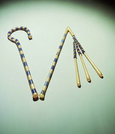 Crook and flail, Tutankhamonin haudasta (n. 1370-1352 eKr.) Uusi kuningaskunta (sininen lasi, obsidiaani ja kulta asennettuna pronssiin) (katso myös 167522) tekijältä Egyptian 18th Dynasty