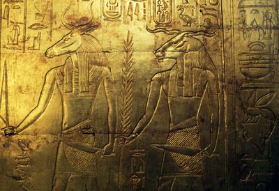 Jumaluudet, kaiverrus kolmannen hautakappelin takapaneelista, joka on päällystetty kullalla, Tutankhamonin aarrekammio, Egypti, Egyptin sivilisaatio, Uusi valtakunta, XVIII dynastia tekijältä Egyptian 18th Dynasty
