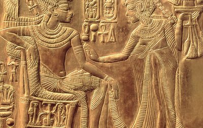 Yksityiskohta Tutankhamonin kultaisesta pyhäköstä (n. 1370-52 eKr.), joka kuvaa kuningatarta voitelemassa häntä tuoksuvalla unguentilla, New Kingdom (kullalla peitetty gesso) (yksityiskohta 148191) tekijältä Egyptian 18th Dynasty