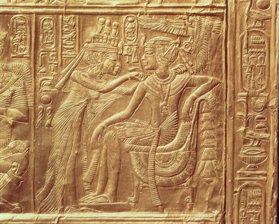 Yksityiskohta pienestä Tutankhamonin pyhäköstä, jossa kuningatar kiinnittää kaulakorun kuninkaiden kaulaan, Uusi kuningaskunta, n. 1340 eKr. (kullattu) (katso myös 228562) tekijältä Egyptian 18th Dynasty