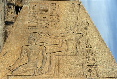 Yksityiskohta kuningatar Hatsepsutin kaatuneesta obeliskistä tekijältä Egyptian 18th Dynasty